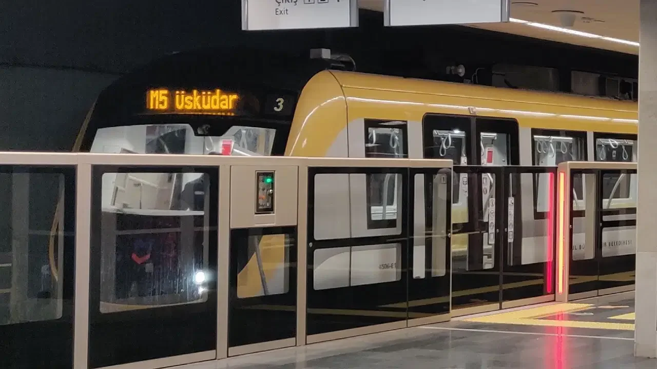 İstanbul'da M5 metro hattında patlama: Yolcular tahliye edildi!