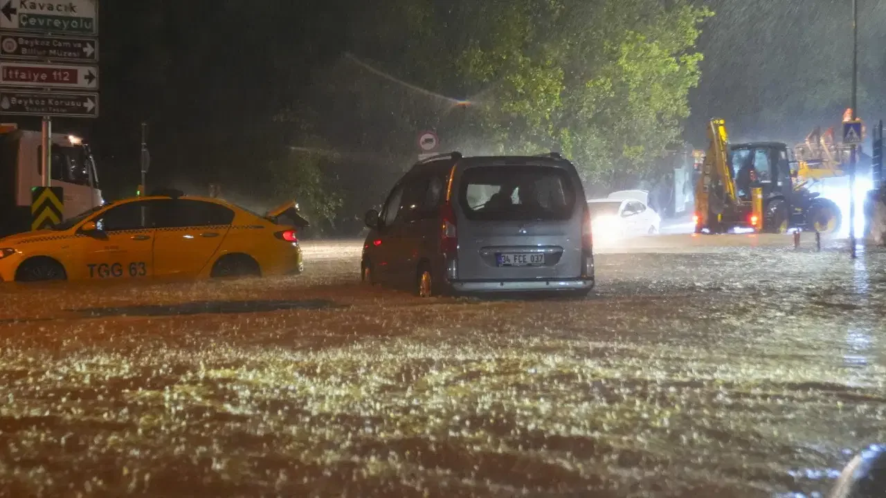 İstanbul’da sağanak hayatı felç etti: Evden çıkmayın uyarısı