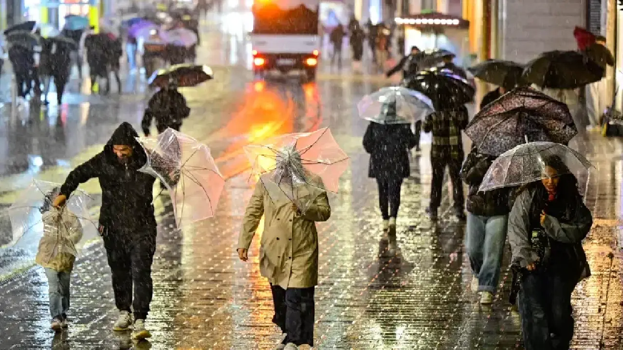 İstanbul'da sel felaketi: Anadolu Yakası'nda alarm, saat verildi