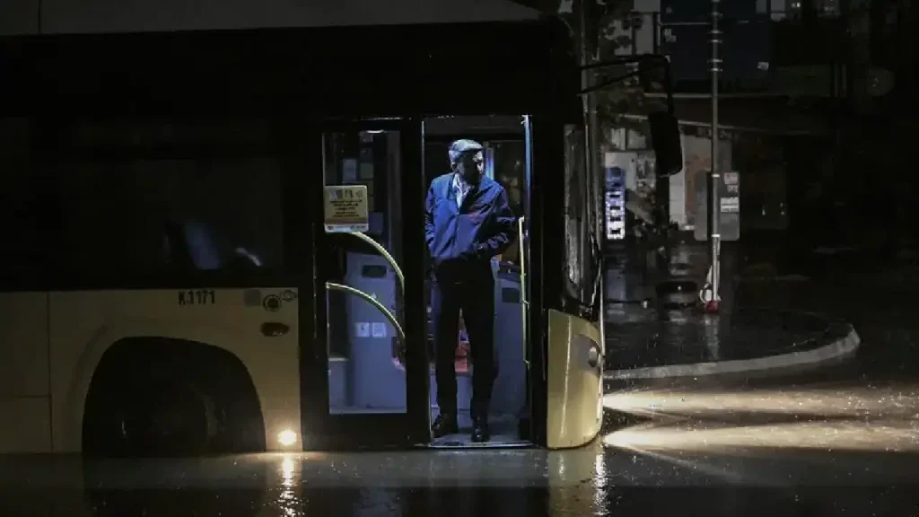 İstanbul'da sel felaketi: Anadolu Yakası'nda alarm, saat verildi