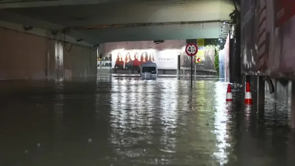 İstanbul'da sel felaketi: Anadolu Yakası'nda alarm, saat verildi
