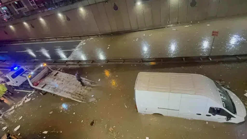 İstanbul'da sel felaketi: Anadolu Yakası'nda alarm, saat verildi