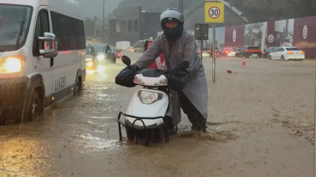 İstanbul’da sağanak hayatı felç etti: Evden çıkmayın uyarısı