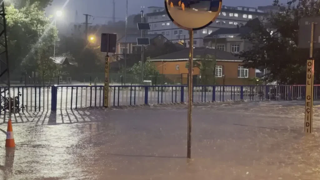 İstanbul’da sağanak hayatı felç etti: Evden çıkmayın uyarısı