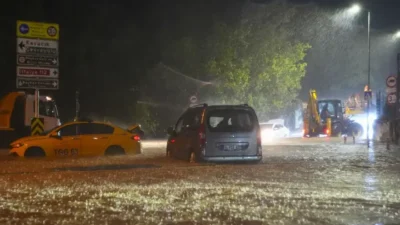 İstanbul’da sabah saatlerinden itibaren etkisini artıran fırtına ve şiddetli sağanak