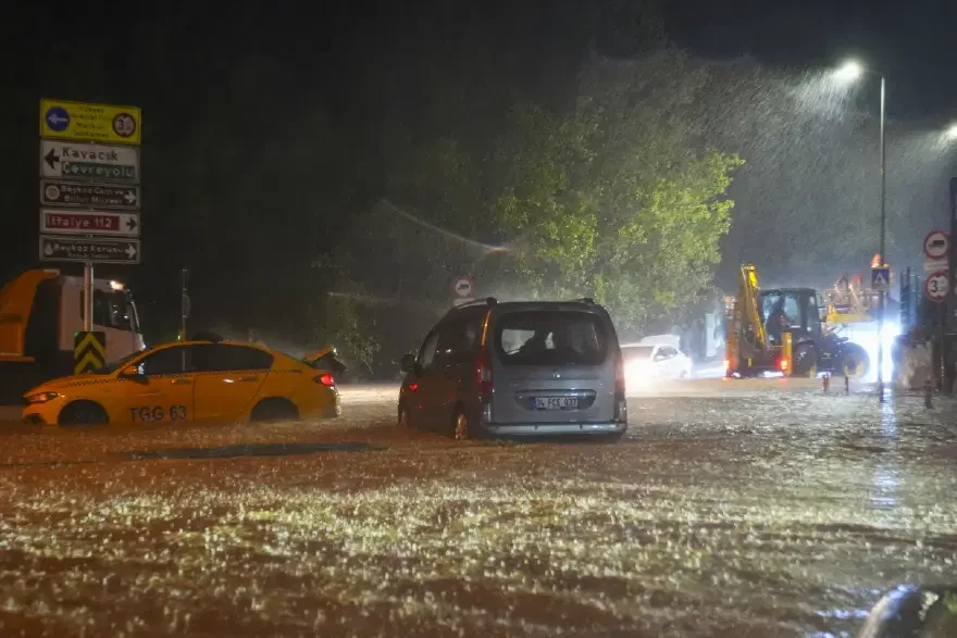 İstanbul’da sabah saatlerinden itibaren etkisini artıran fırtına ve şiddetli sağanak