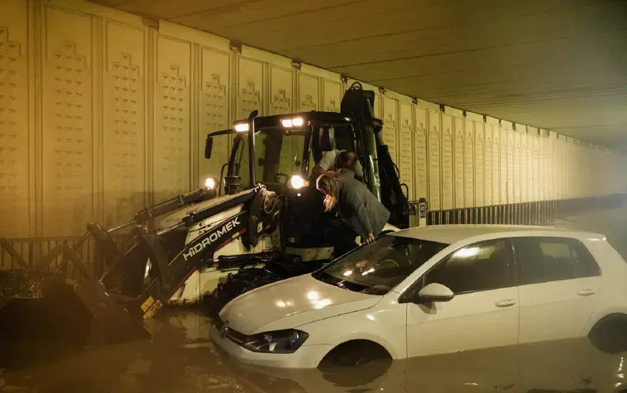 İstanbul'u sağanak ve fırtına vurdu: 2 kişi hayatını kaybetti 5 İstanbul'u sağanak ve fırtına vurdu: 2 kişi hayatını kaybetti