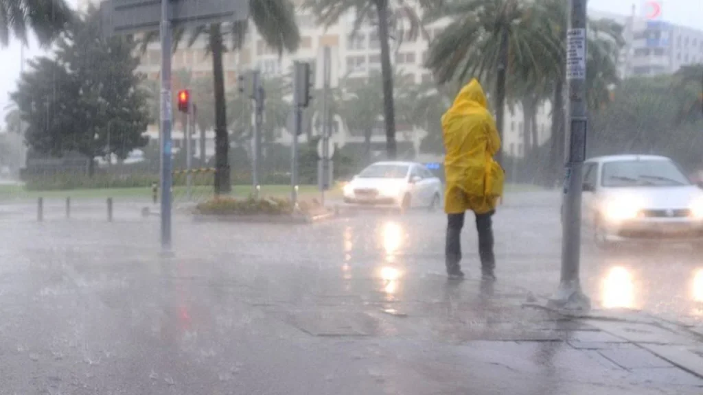 Meteorolojiden İzmir dahil 5 kente sarı ve turuncu kodlu uyarı: Kuvvetli yağış, su baskını tehlikesi 1 Meteorolojiden İzmir dahil 5 kente sarı ve turuncu kodlu uyarı: Kuvvetli yağış, su baskını tehlikesi