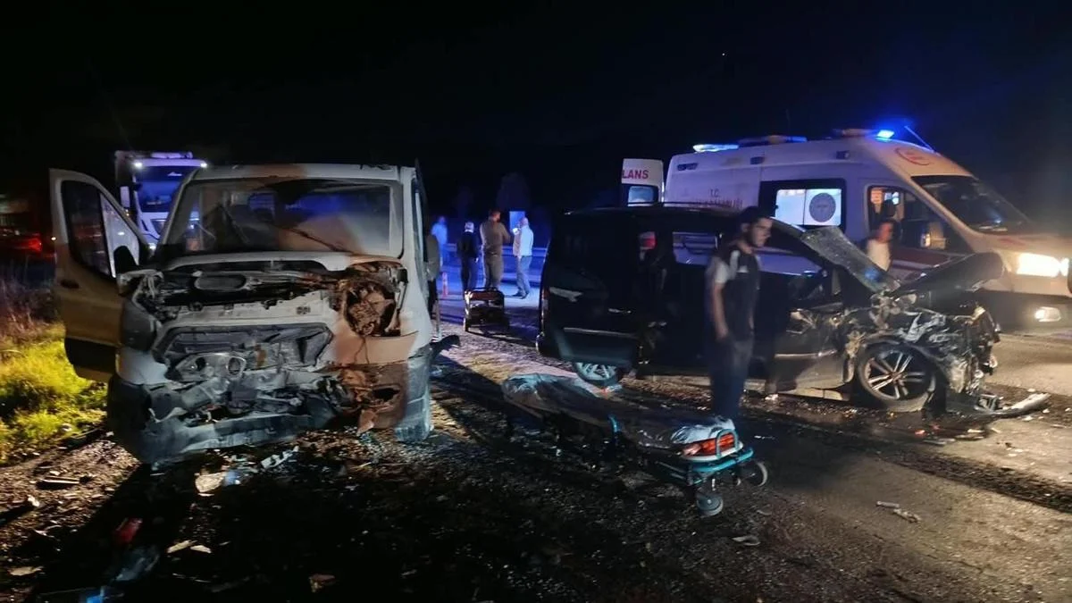 Manisa’nın Kula ilçesinde tek şeride düşürülen yolda hafif ticari araç,