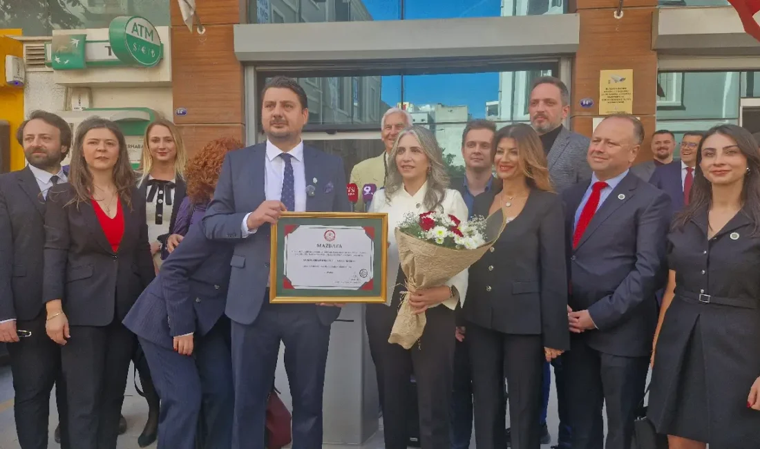 İzmir Barosu’nda 4 adayın yarıştığı nefes kesen genel kurulun ardından