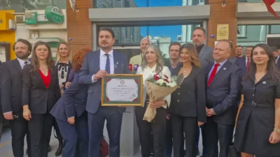 İzmir Barosu’nda 4 adayın yarıştığı nefes kesen genel kurulun ardından