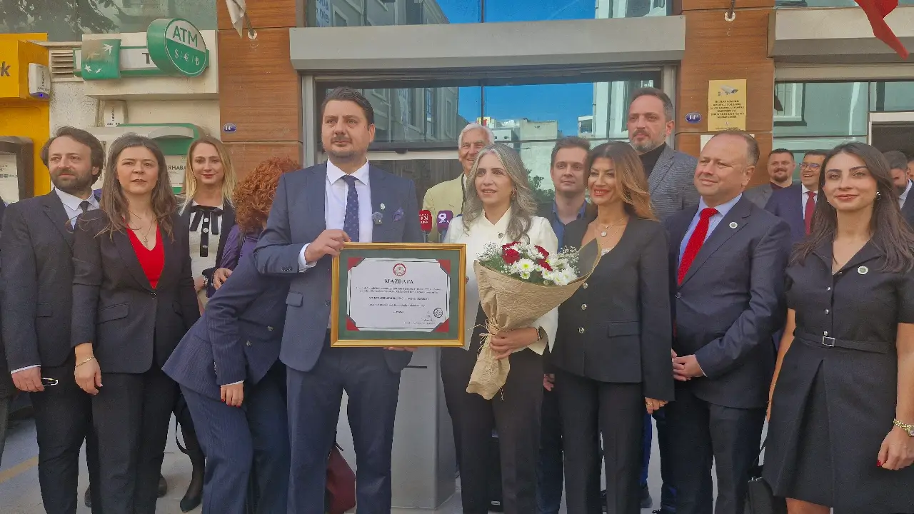 İzmir Barosu’nda 4 adayın yarıştığı nefes kesen genel kurulun ardından