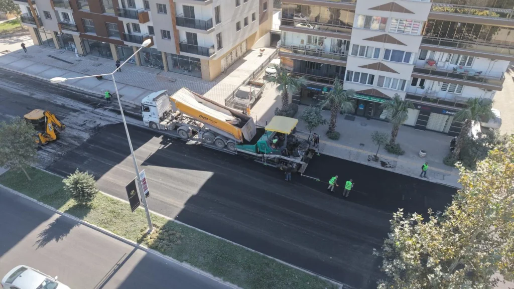 İzmir'in iki dev ilçesini bağlayan ana arterde dev asfalt hamlesi! 4 şerit birden yenileniyor