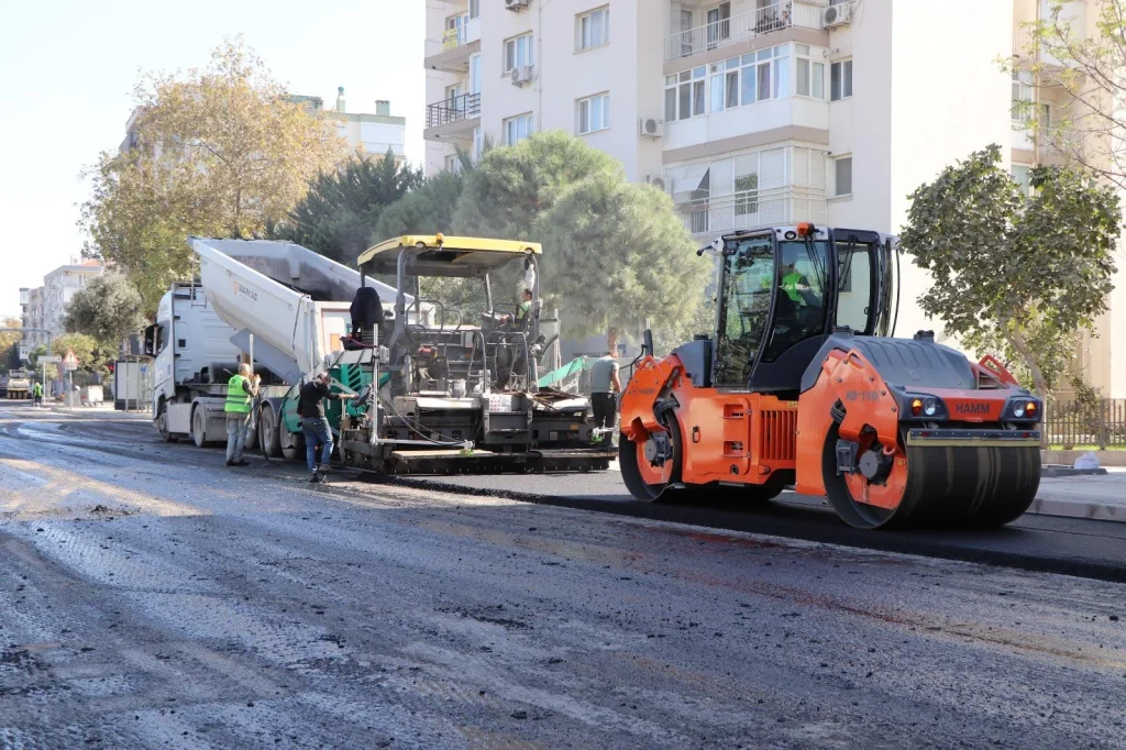 İzmir'in iki dev ilçesini bağlayan ana arterde dev asfalt hamlesi! 4 şerit birden yenileniyor
