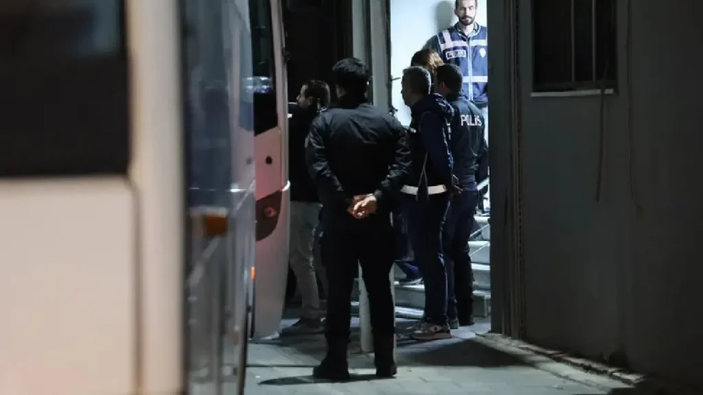 Bayraklı Belediyesi'ne operasyon... Gözaltına alınan 43 kişi adliyede 1 Bayraklı Belediyesi'ne operasyon... Gözaltına alınan 43 kişi adliyede