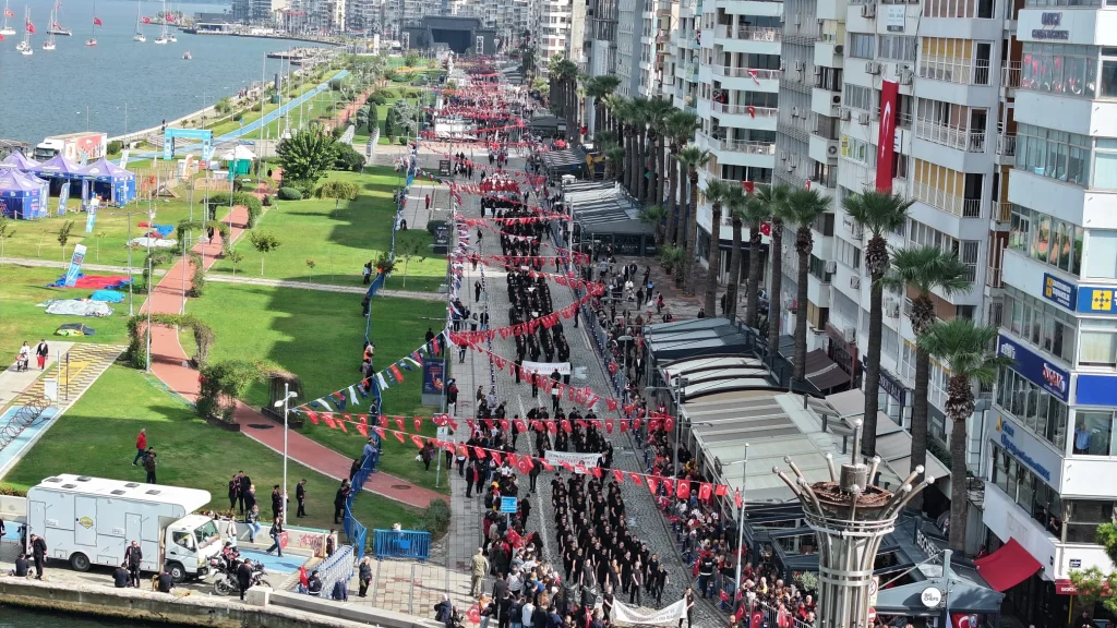 İzmir’de Cumhuriyet coşkusu meydanlara sığmadı