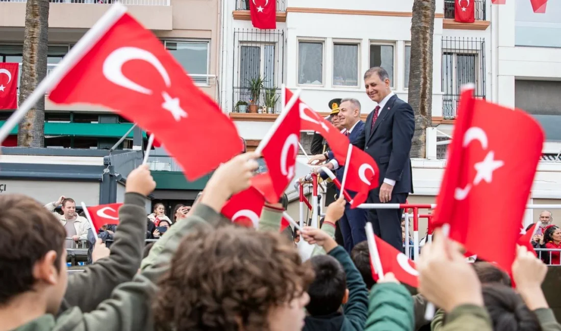 İzmir, Cumhuriyet’in kuruluşunun 103’üncü yıl dönümünü bayraklar, marşlar ve halk