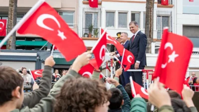 İzmir, Cumhuriyet’in kuruluşunun 103’üncü yıl dönümünü bayraklar, marşlar ve halk