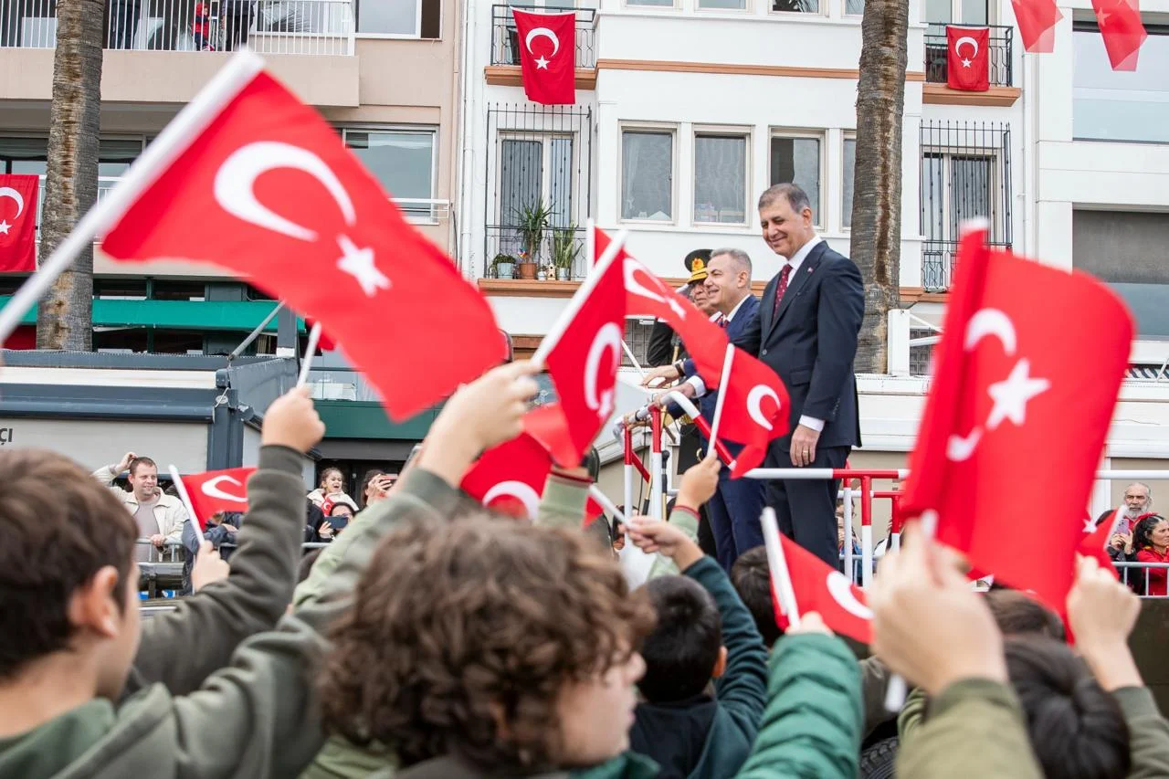 İzmir’de Cumhuriyet coşkusu meydanlara sığmadı
