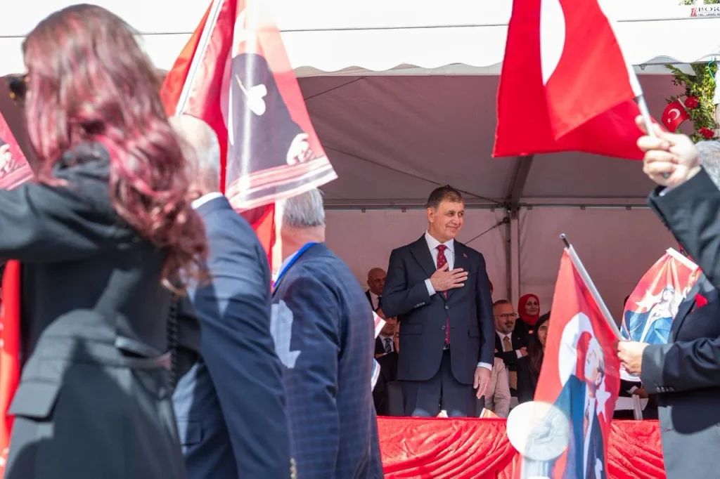 İzmir’de Cumhuriyet coşkusu meydanlara sığmadı