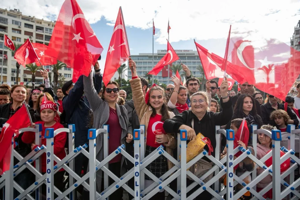 İzmir’de Cumhuriyet coşkusu meydanlara sığmadı
