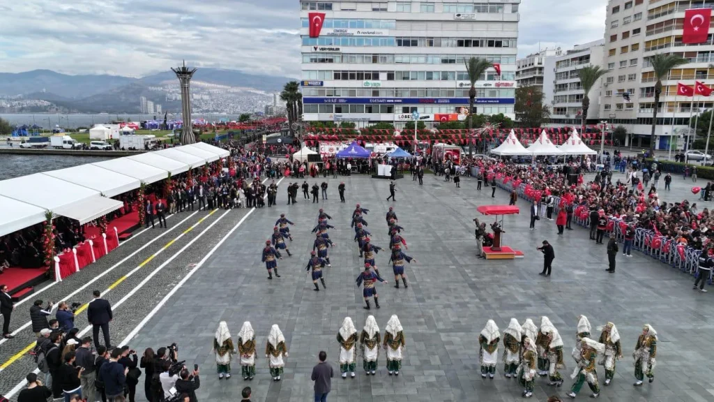 İzmir’de Cumhuriyet coşkusu meydanlara sığmadı