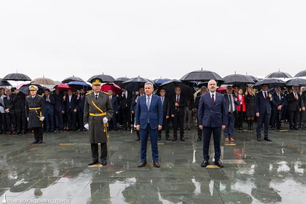 Cumhuriyet Bayramı kutlamaları çelenk sunma töreni ile başladı 1 Cumhuriyet Bayramı kutlamaları çelenk sunma töreni ile başladı