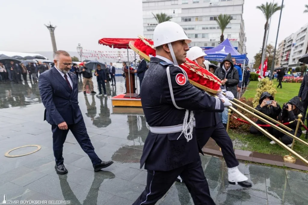Cumhuriyet Bayramı kutlamaları çelenk sunma töreni ile başladı 2 Cumhuriyet Bayramı kutlamaları çelenk sunma töreni ile başladı
