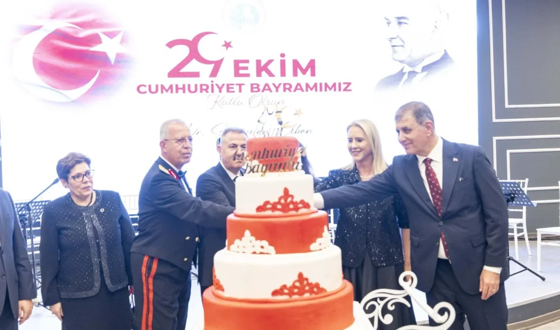 29 Ekim Cumhuriyet Bayramı kutlamaları kapsamında İzmir Büyükşehir Belediye Başkanı