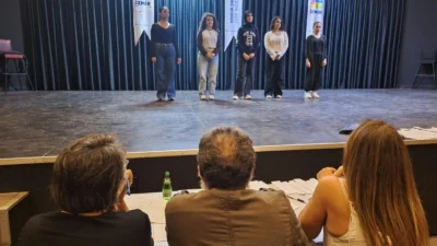 İzmir Büyükşehir Belediyesi bünyesinde faaliyet gösteren Genç İzmir Tiyatro Topluluğu,