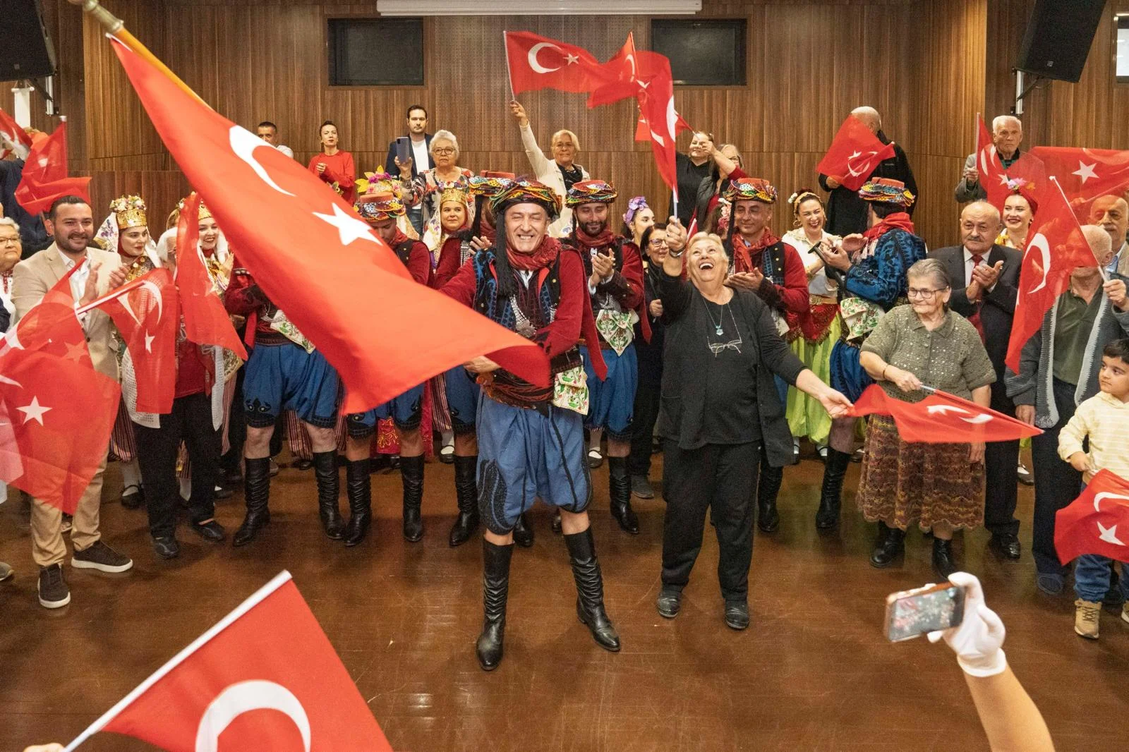 İzmir'in ulu çınarları 29 Ekim balosunda buluştu! Zübeyde Hanım Huzurevi'nde unutulmaz gece