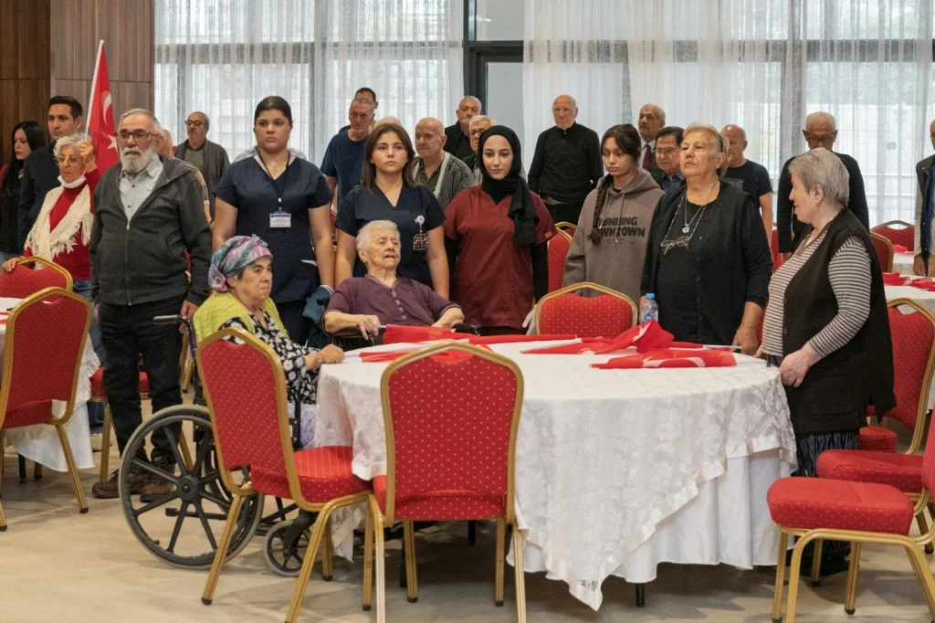 İzmir'in ulu çınarları 29 Ekim balosunda buluştu! Zübeyde Hanım Huzurevi'nde unutulmaz gece