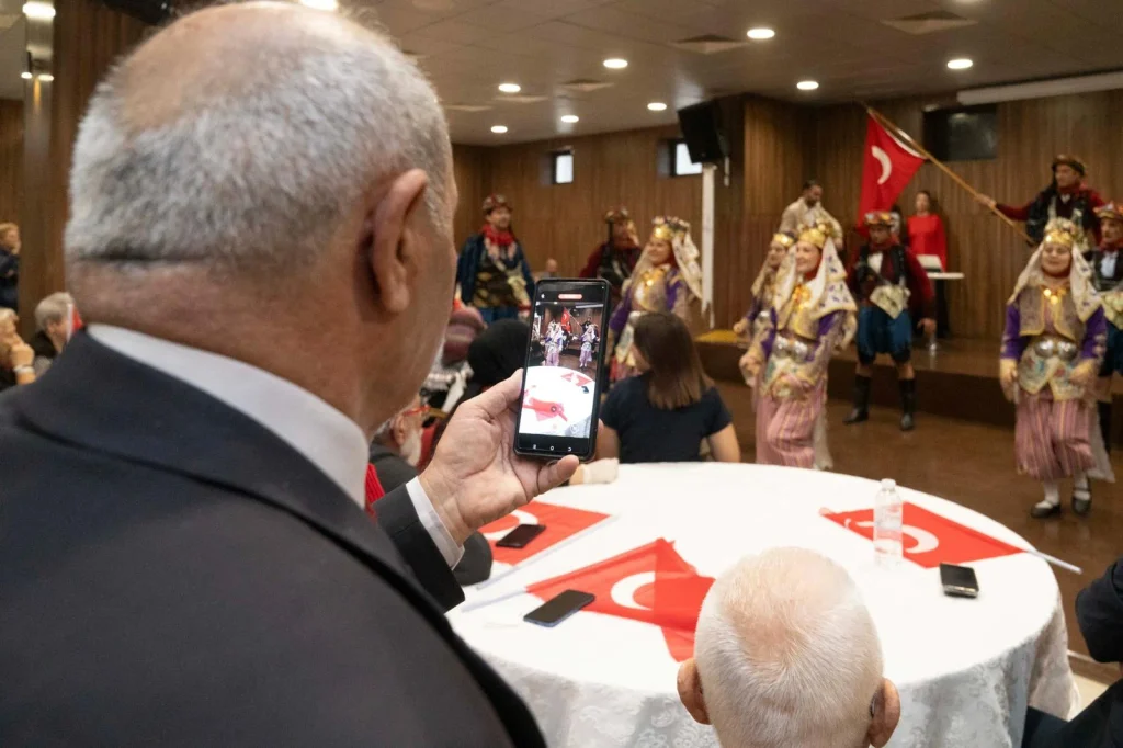 İzmir'in ulu çınarları 29 Ekim balosunda buluştu! Zübeyde Hanım Huzurevi'nde unutulmaz gece
