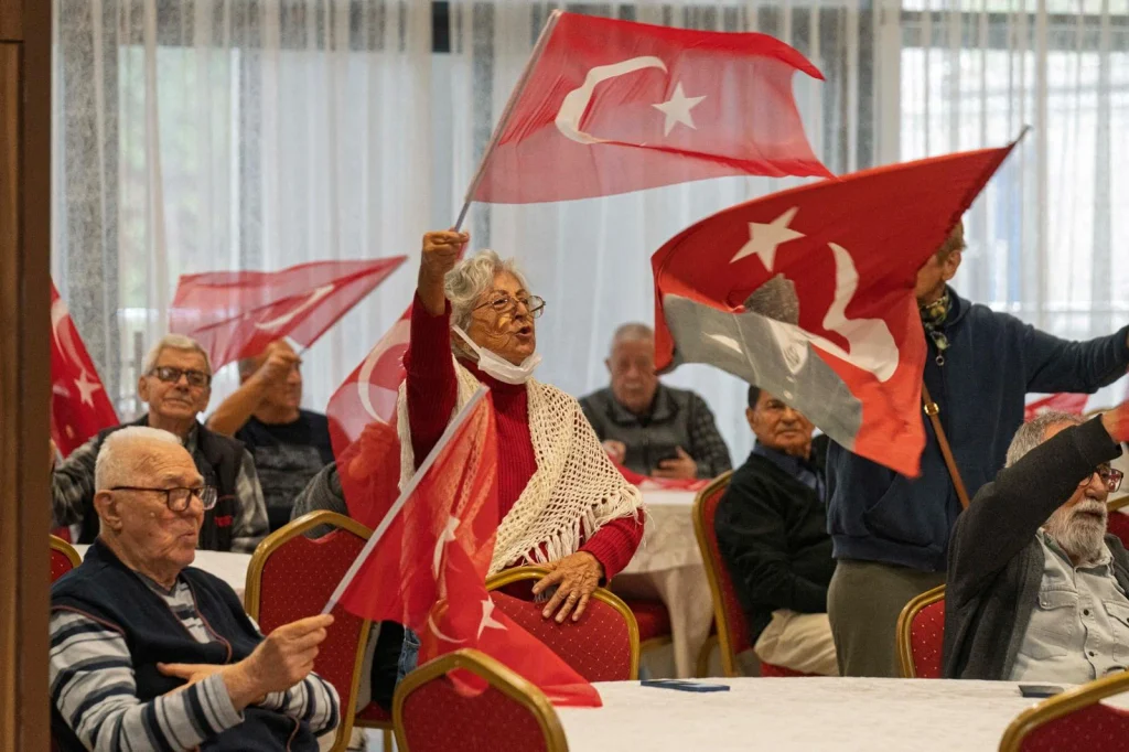 İzmir'in ulu çınarları 29 Ekim balosunda buluştu! Zübeyde Hanım Huzurevi'nde unutulmaz gece