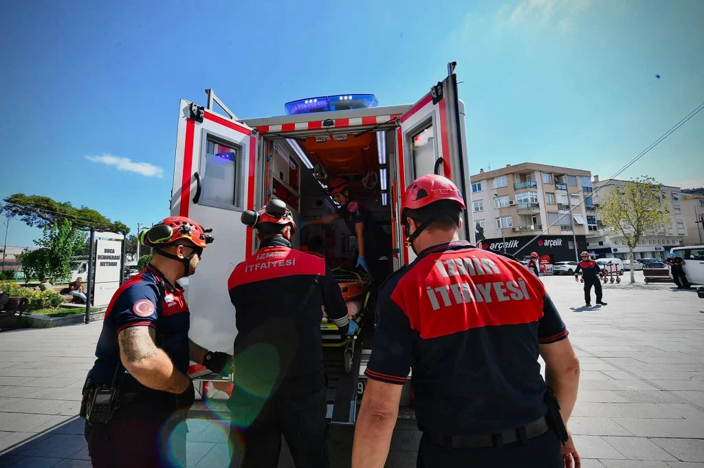 İzmir İtfaiyesi’nden gerçeği aratmayan tatbikat