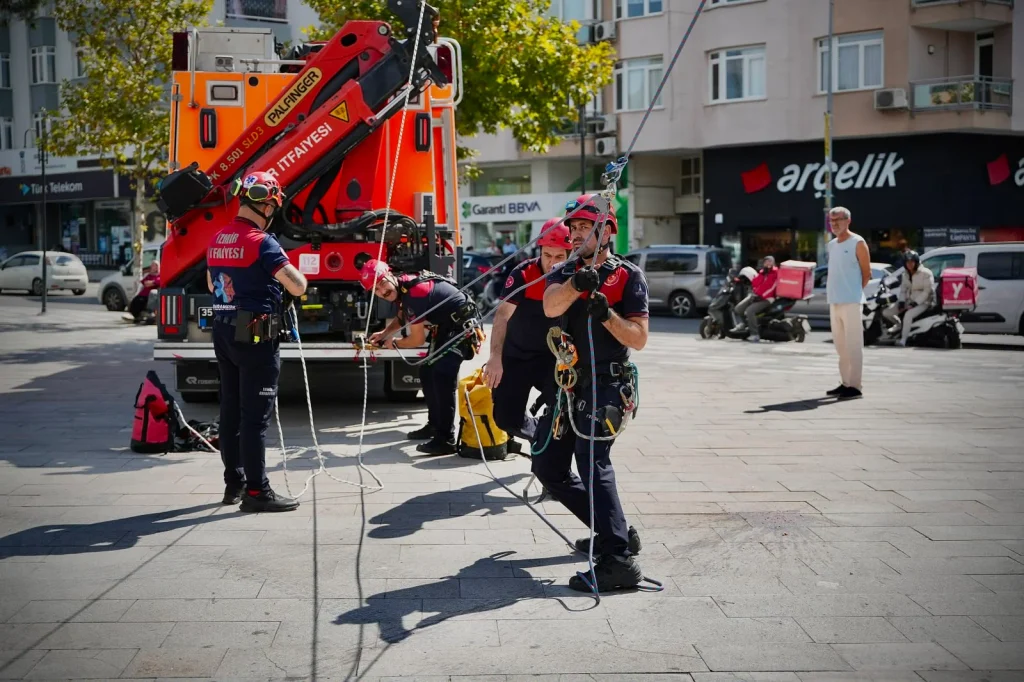 İzmir İtfaiyesi’nden gerçeği aratmayan tatbikat