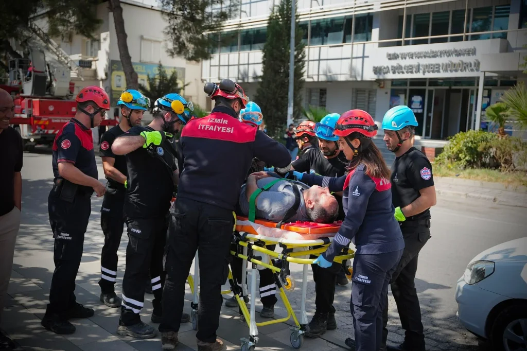 İzmir İtfaiyesi’nden gerçeği aratmayan tatbikat