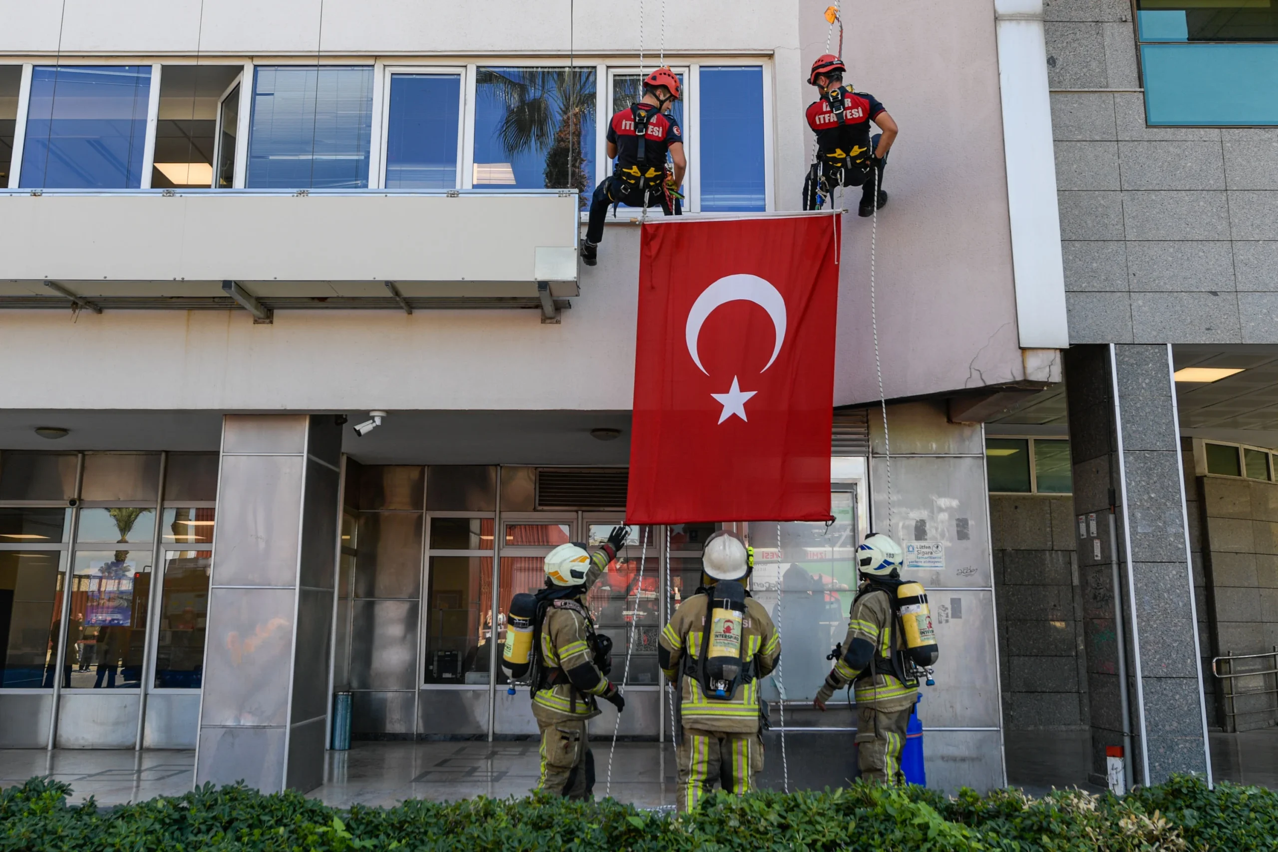 Gerçek olaylara hazırlık için saniyelerle yarıştılar!" İzmir İtfaiyesi'nden nefes kesen prova...