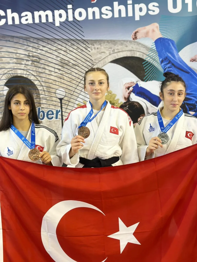 İzmirli milli sporcular Yunanistan'da kürsüyü salladı! Türkiye balkan şampiyonu oldu...