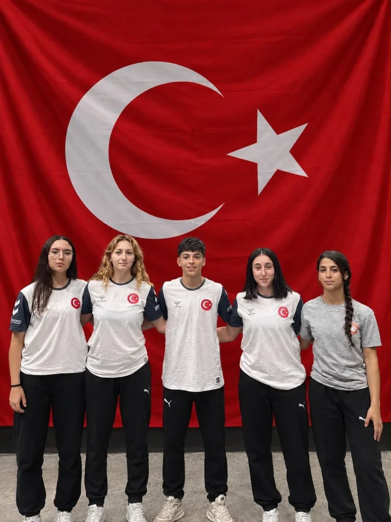 İzmirli milli sporcular Yunanistan'da kürsüyü salladı! Türkiye balkan şampiyonu oldu...
