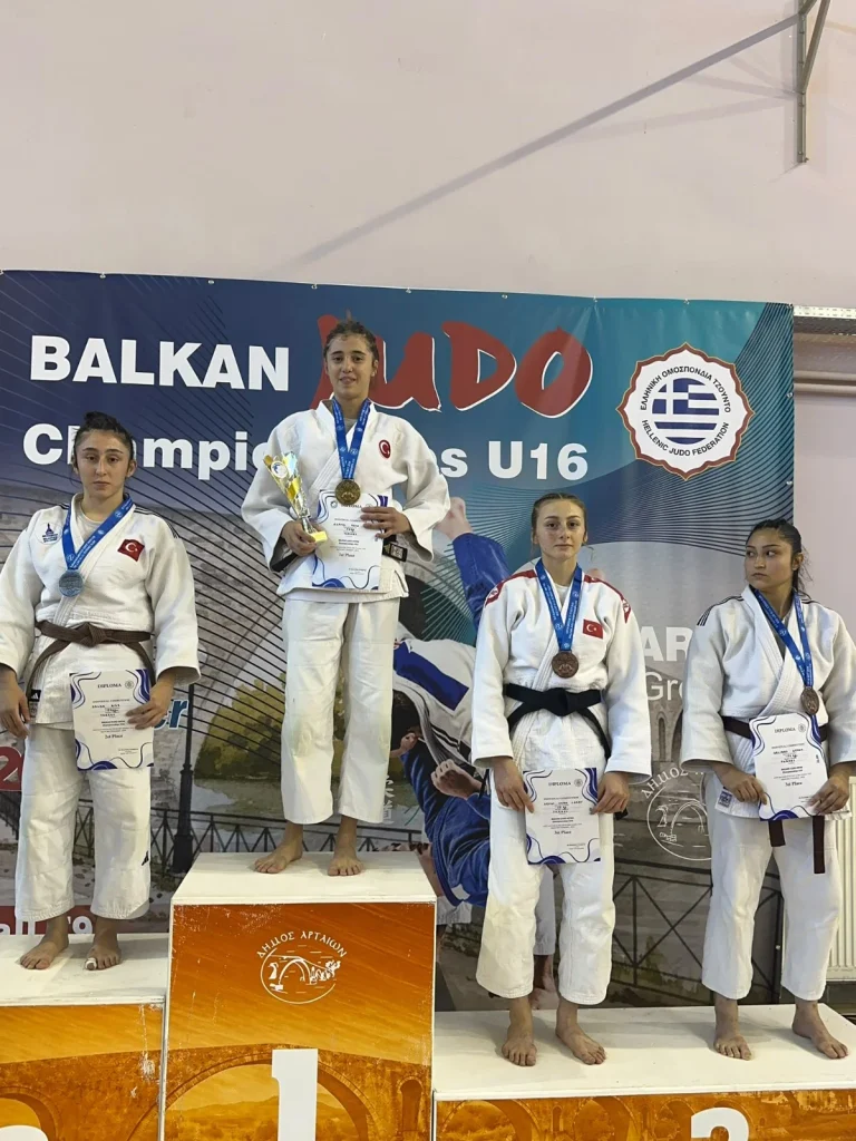 İzmirli milli sporcular Yunanistan'da kürsüyü salladı! Türkiye balkan şampiyonu oldu...
