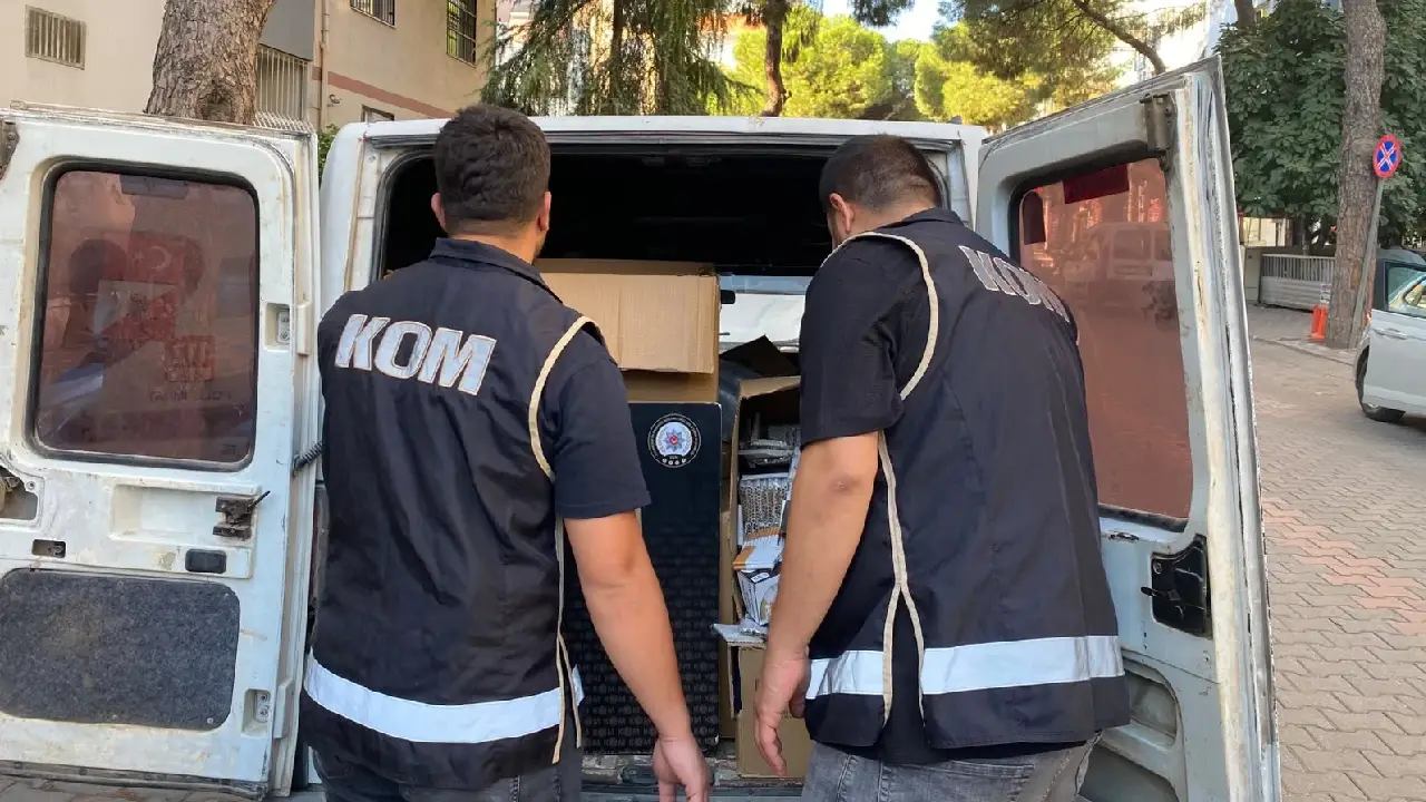 İzmir'de 5 ilçede kaçakçılık operasyonu: Binlerce makaron ve sahte alkol ele geçirildi