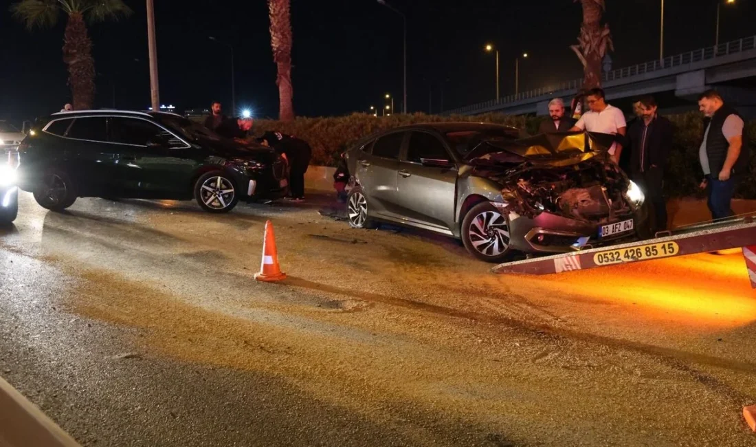 İzmir'in Konak ilçesinde Altınyol Caddesi üzerinde 7 otomobil ve 1