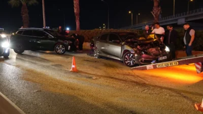 İzmir'in Konak ilçesinde Altınyol Caddesi üzerinde 7 otomobil ve 1