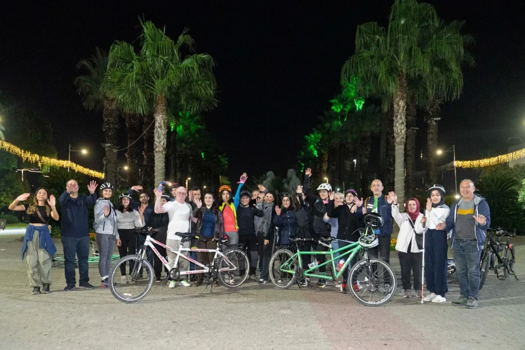 İzmir'de ilham veren dayanışma! Kültürpark'ta tandem bisikletlerle engelsiz tur...