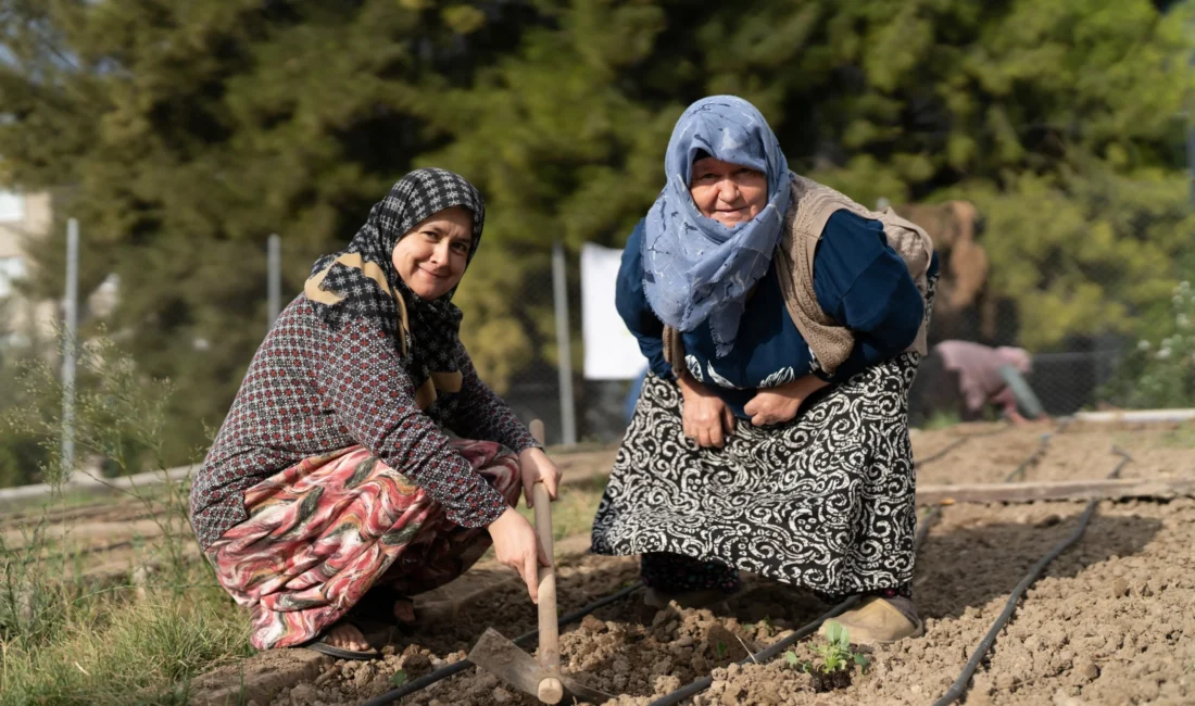 İzmirli kadınların hem toprakla buluşarak üretim yaptığı hem de sosyalleştiği