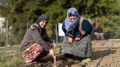 İzmirli kadınların hem toprakla buluşarak üretim yaptığı hem de sosyalleştiği