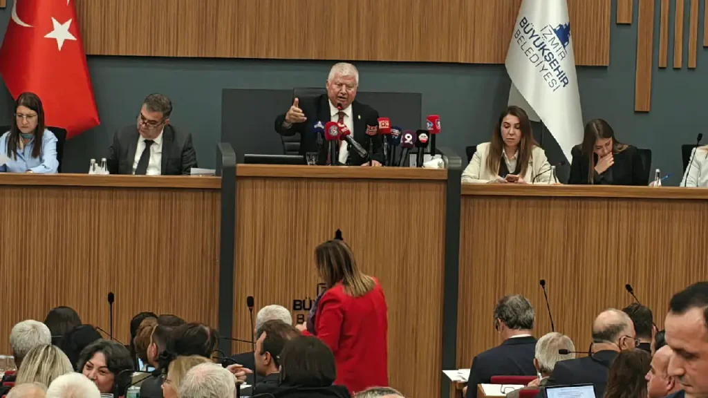İzmir Meclisi'nde kalabalık salona sığmadı: Çoğunluk düğümü çözüldü