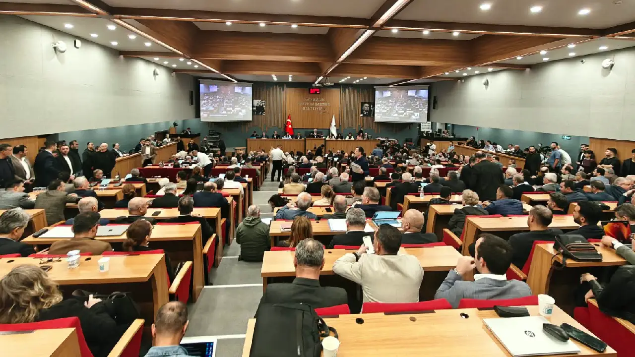 İzmir Meclisi'nde kalabalık salona sığmadı: Çoğunluk düğümü çözüldü