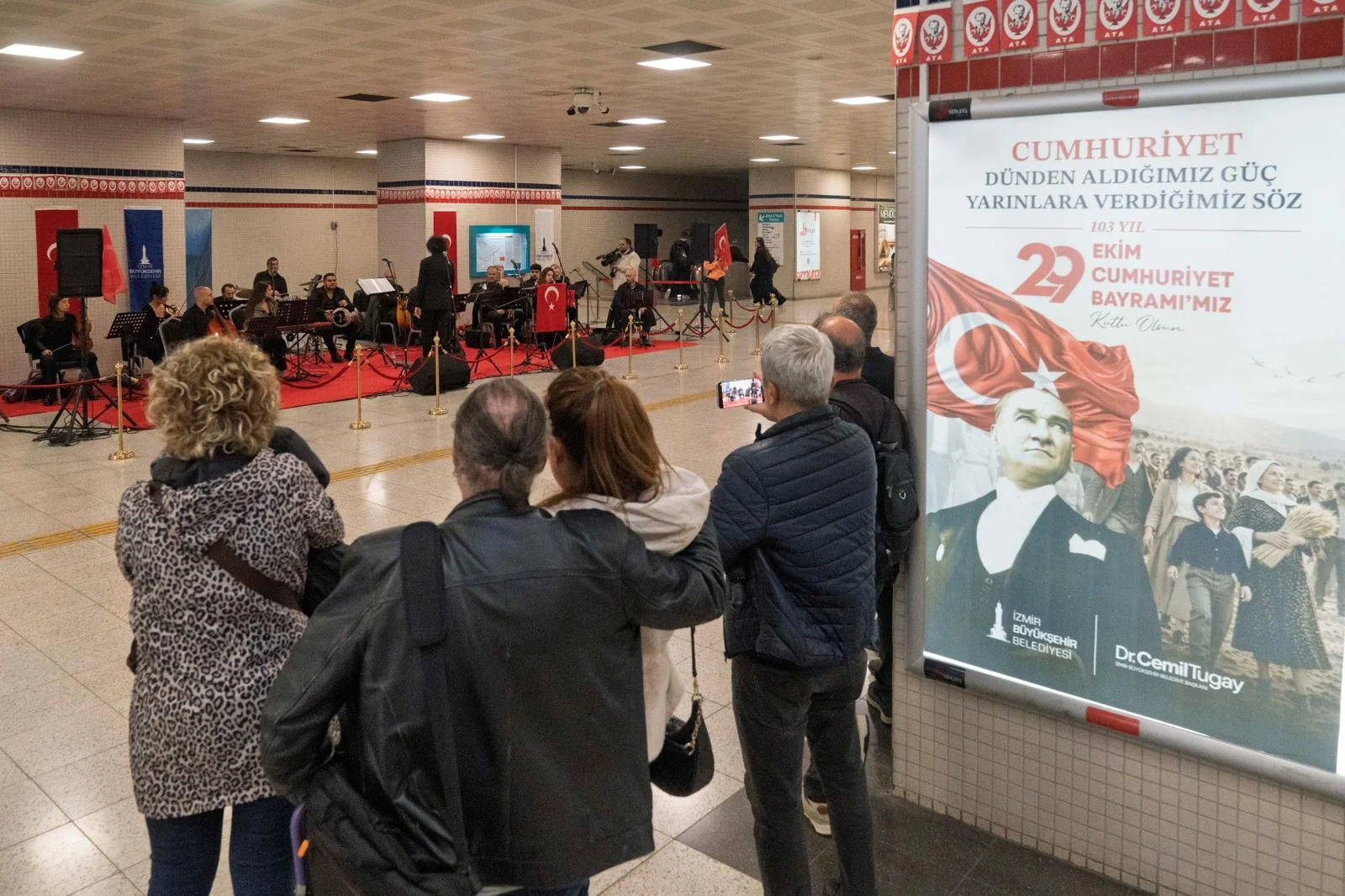 İzmir Metrosu'nda 29 Ekim coşkusu istasyonlara taştı! Metro yolcuları marşlarla coştu
